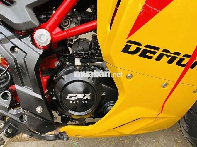 Xe máy GPX Demon màu vàng, dùng xăng
