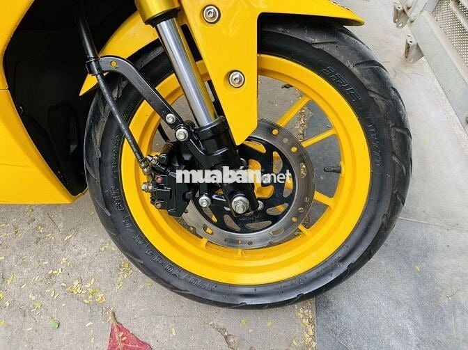 Xe máy GPX Demon màu vàng, dùng xăng