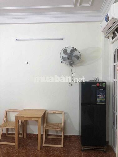 Phòng 30m2 ban công, cửa sổ, nội thất đầy đủ