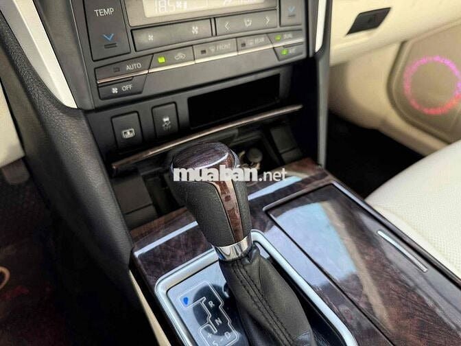 Toyota Camry 2016 2.0E trang bị sẵn nhiều đồ chơi