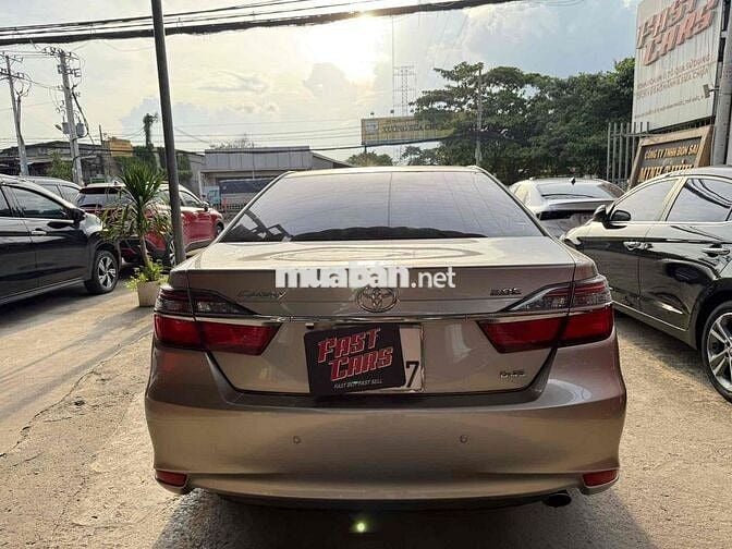 Toyota Camry 2016 2.0E trang bị sẵn nhiều đồ chơi