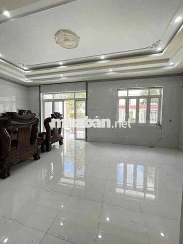 Nhà 10x18m 4 phòng KDC Hồng Loan