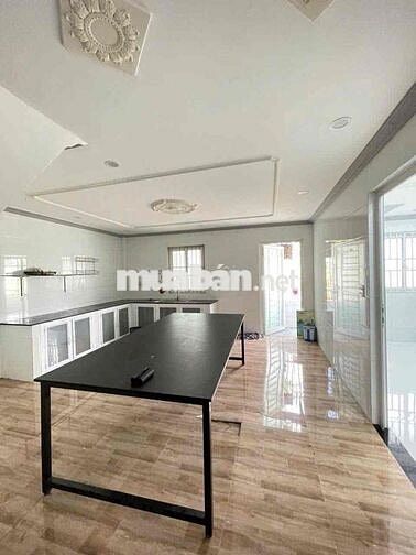 Nhà 10x18m 4 phòng KDC Hồng Loan