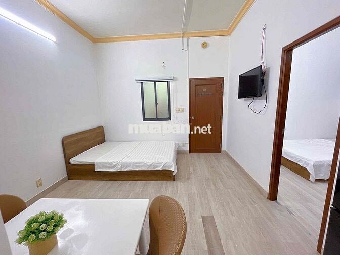 Phòng Ban công lớn, Full nội thất, gần ngã 4 Hàng Xanh