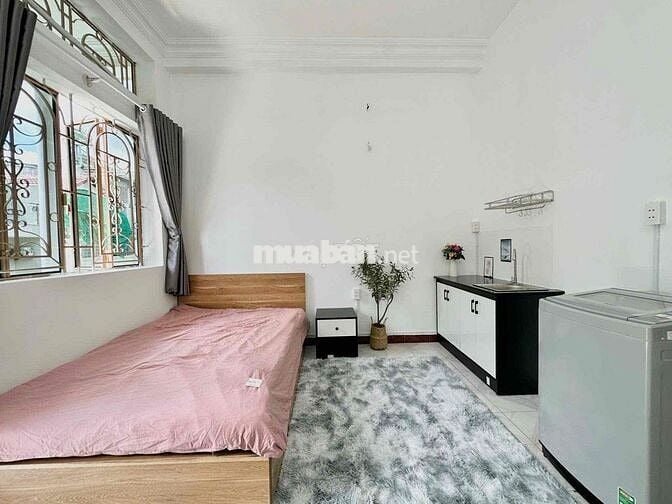 Phòng Ban công lớn, Full nội thất, gần ngã 4 Hàng Xanh