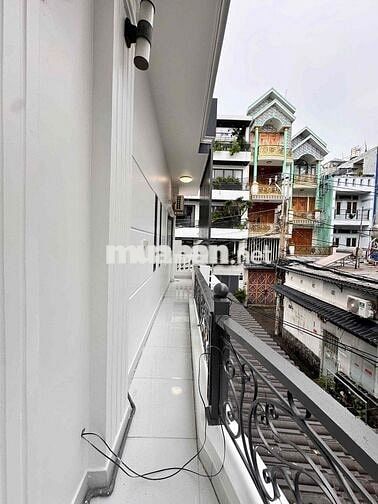 CẦN BÁN NHÀ 2 MT LÔ GÓC CHÍNH CHỦ PVC