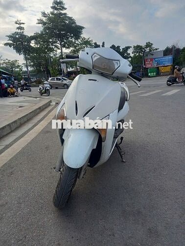 Xe máy Honda Lead màu trắng, số tự động