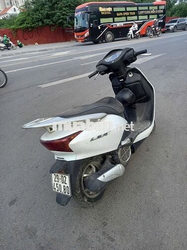 Xe máy Honda Lead màu trắng, số tự động