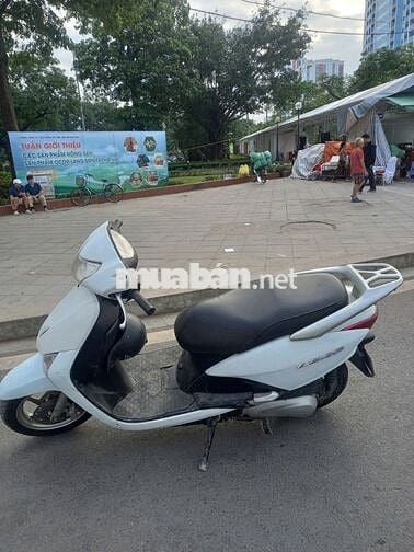 Xe máy Honda Lead màu trắng, số tự động