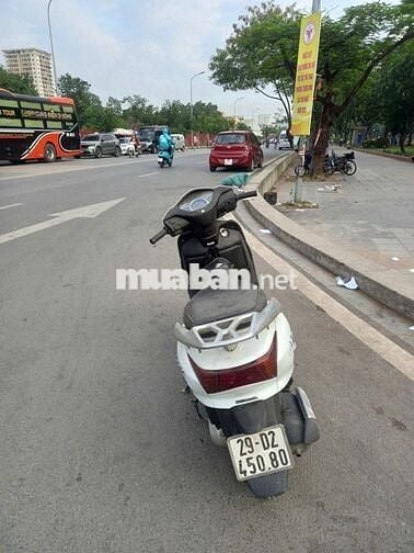 Xe máy Honda Lead màu trắng, số tự động