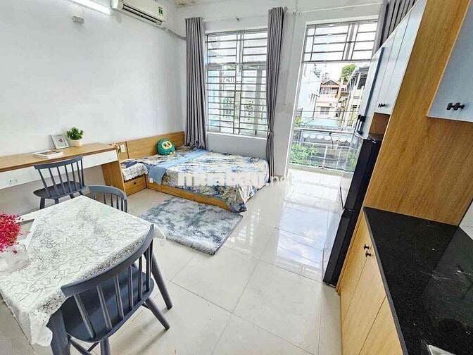 Căn Hộ Full Nội Thất Ban Công Gần Ngã Tư Hàng Xanh Ngay Bùi Đình Tuý