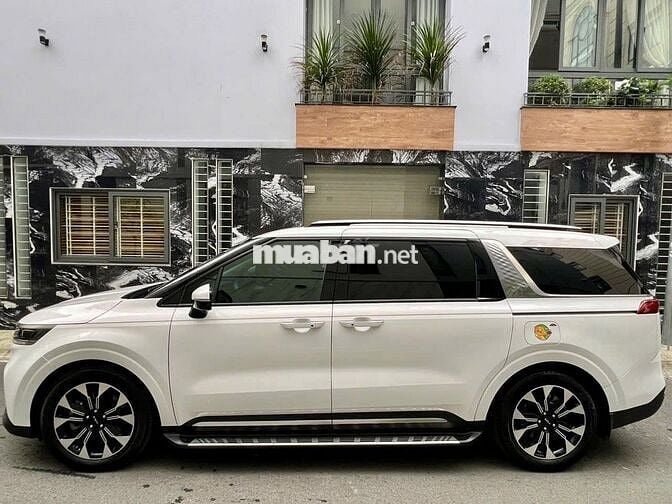 Kia Carnival 2024 Premium 2.2D 7S - 22,000 km.