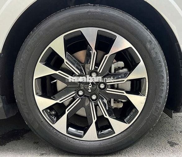 Kia Carnival 2024 Premium 2.2D 7S - 22,000 km.