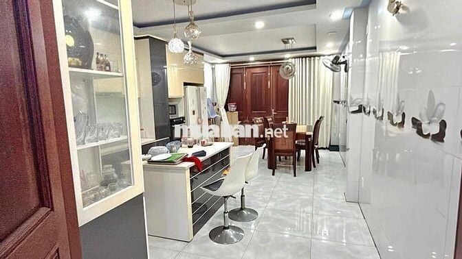 Gấp bán Hậu Giang trung tâm quận 6, full nội thất thang máy 6 tầng.