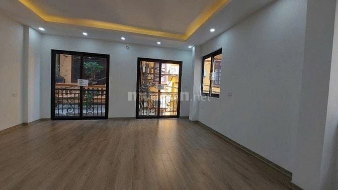 Bán nhà Hoàng Quốc Việt P/Lô ô tô tránh, Dt 55m2, 5t, mt 5m, mới đẹp.