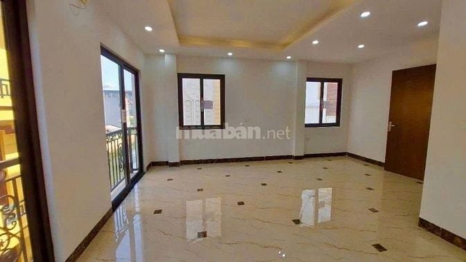 Bán nhà Hoàng Quốc Việt P/Lô ô tô tránh, Dt 55m2, 5t, mt 5m, mới đẹp.