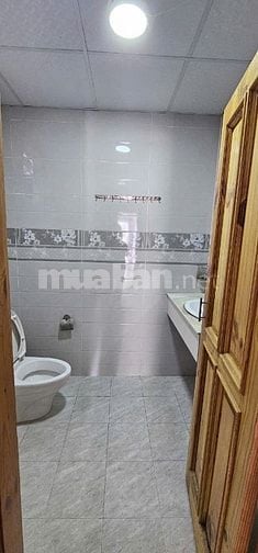 Nhà cho thuê, 3 lầu rộng rãi, 2 phòng ngủ, 3 toilet, hẻm xe hơi.