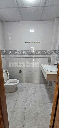 Nhà cho thuê, 3 lầu rộng rãi, 2 phòng ngủ, 3 toilet, hẻm xe hơi.