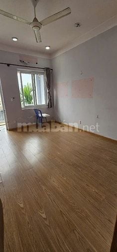 Nhà cho thuê, 3 lầu rộng rãi, 2 phòng ngủ, 3 toilet, hẻm xe hơi.