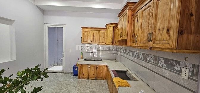 Nhà cho thuê, 3 lầu rộng rãi, 2 phòng ngủ, 3 toilet, hẻm xe hơi.