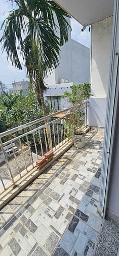 Nhà cho thuê, 3 lầu rộng rãi, 2 phòng ngủ, 3 toilet, hẻm xe hơi.