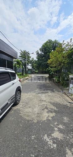 Nhà cho thuê, 3 lầu rộng rãi, 2 phòng ngủ, 3 toilet, hẻm xe hơi.