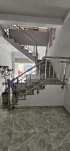 Nhà cho thuê, 3 lầu rộng rãi, 2 phòng ngủ, 3 toilet, hẻm xe hơi.