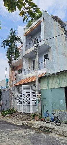 Nhà cho thuê, 3 lầu rộng rãi, 2 phòng ngủ, 3 toilet, hẻm xe hơi.