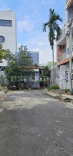 Nhà cho thuê, 3 lầu rộng rãi, 2 phòng ngủ, 3 toilet, hẻm xe hơi.