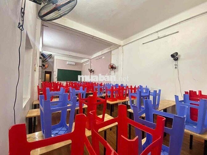 Phòng dạy học ~50m2  đang trống giờ