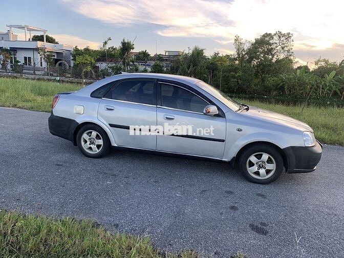 Ô tô Lacetti màu bạc, 5 chỗ, số sàn, xăng