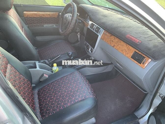 Ô tô Lacetti màu bạc, 5 chỗ, số sàn, xăng