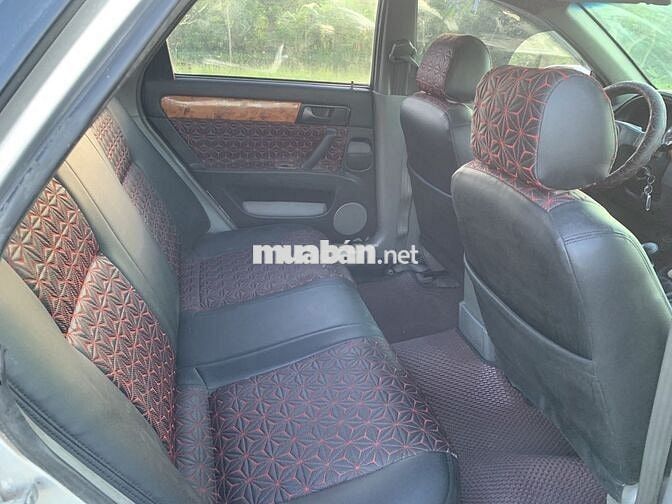 Ô tô Lacetti màu bạc, 5 chỗ, số sàn, xăng