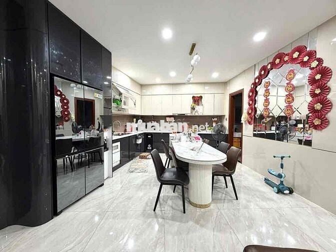 Nhà 117m2-8 tầng thang máy-Hẻm xe tải-Trần Bình Trọng