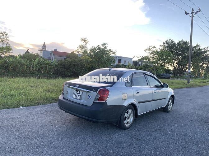 Ô tô Lacetti màu bạc, 5 chỗ, số sàn, xăng