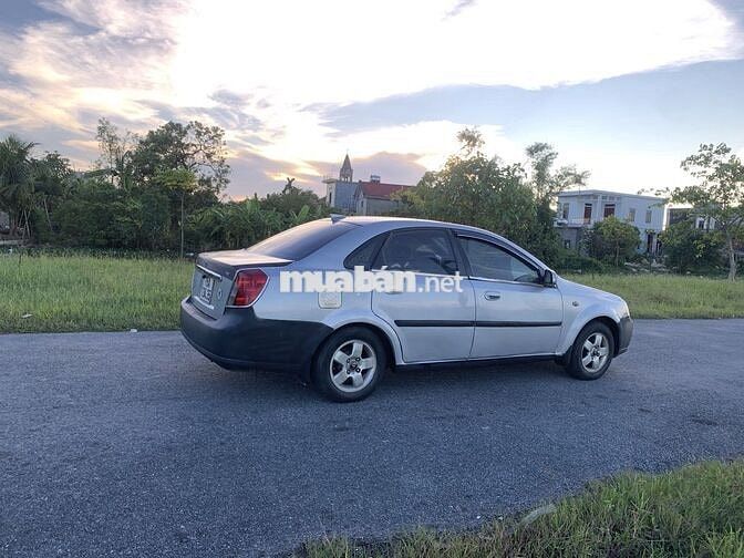 Ô tô Lacetti màu bạc, 5 chỗ, số sàn, xăng