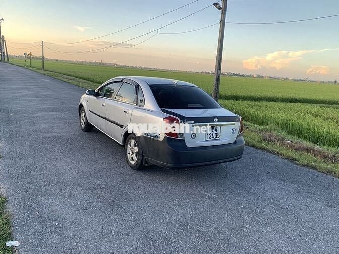 Ô tô Lacetti màu bạc, 5 chỗ, số sàn, xăng