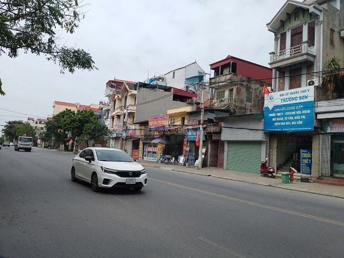 Bán Nhà Mặt Phố Dương Đức Hiền MT 5.6m Lô Góc DT 62m2 Sẵn Quán KD Ngay Bán Nhà Mặt Phố Dương Đức Hiền MT 5.6m Lô Góc DT 62m2 Sẵn Quán KD Ngay