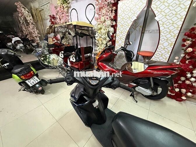 Xe máy Yamaha Luvias GTX màu xanh dương