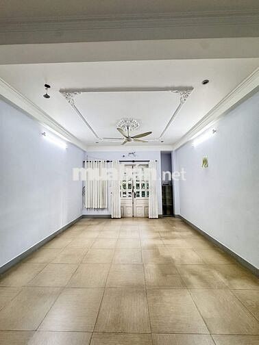 Cho thuê nhà mặt tiền 90m2 3 tầng + sân thượng