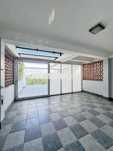 Cho thuê nhà mặt tiền 90m2 3 tầng + sân thượng