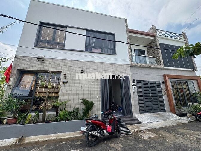 Nhà phố trệt lầu sân thượng. Có 3Pn. Ngay ub xã Phước Kiển (Cũ). SHR