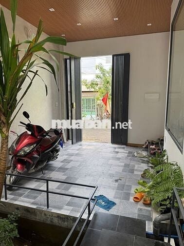 Nhà phố trệt lầu sân thượng. Có 3Pn. Ngay ub xã Phước Kiển (Cũ). SHR