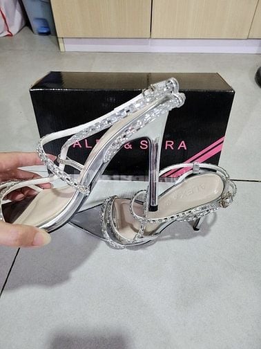 Pass lại đôi giày tiệc còn mới sang chảnh!