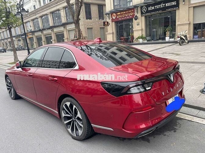 VinFast Lux A2.0 2022 màu đỏ, số tự động