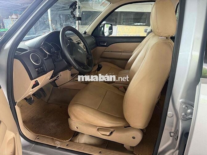 Ford Everest 2010 2.5L 4x4 MT - 115000 km