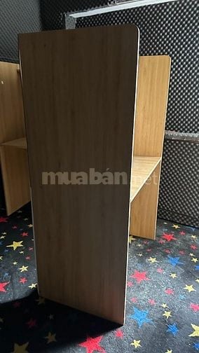 Thanh lý 20 bàn máy tính có vách ngăn trong văn phòng