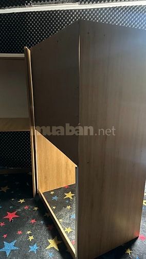 Thanh lý 20 bàn máy tính có vách ngăn trong văn phòng