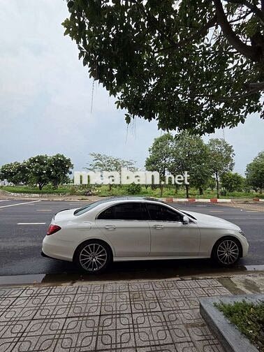Mercedes-Benz E300AMG màu trắng