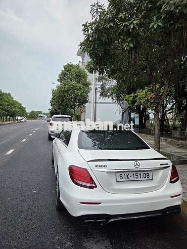 Mercedes-Benz E300AMG màu trắng